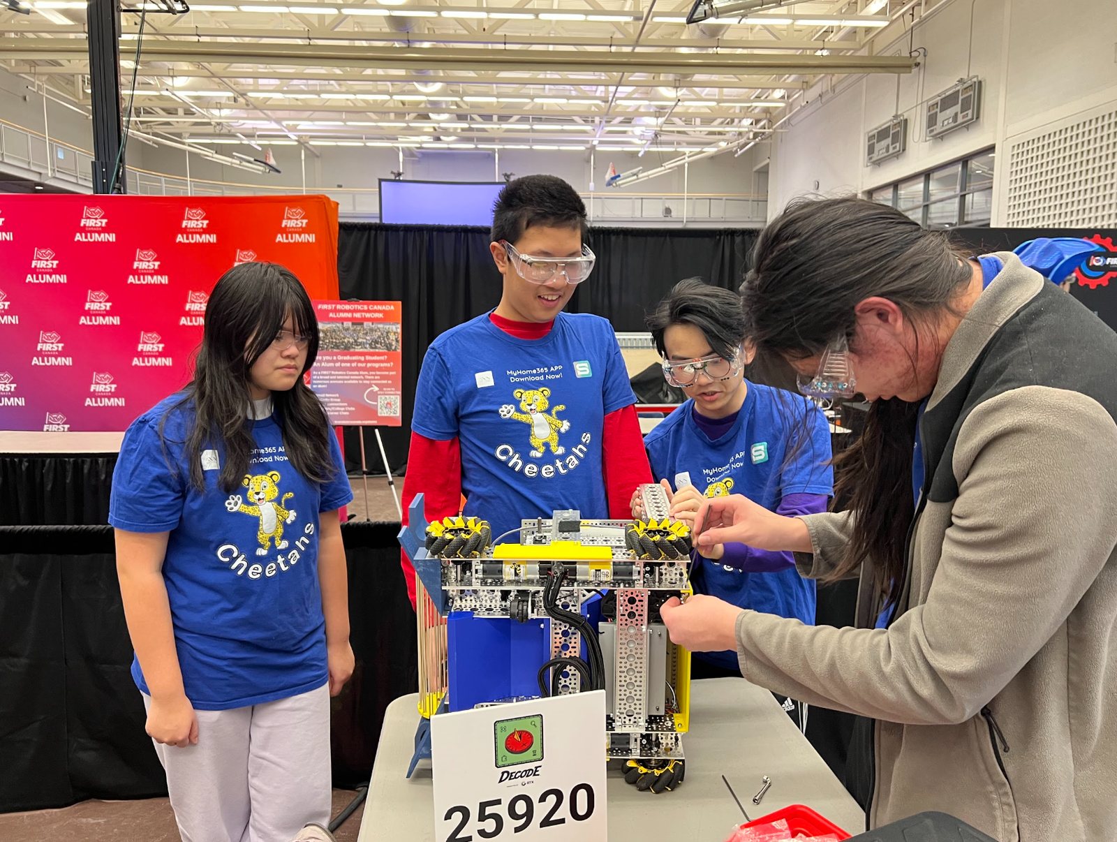 Cheetahs FTC team working on robot 25920